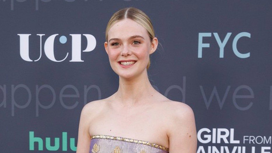  Elle Fanning vintázs ruhában a legújabb sorozatának premierjén