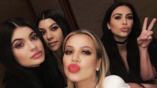 Ez lesz 2018 reklámszenzációja: bugyiban az egész Kardashian-Jenner család