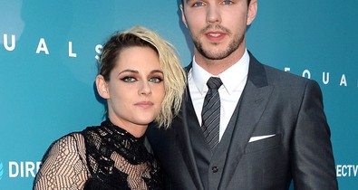 Kristen Stewart áttetsző ruhában a vörös szőnyegen