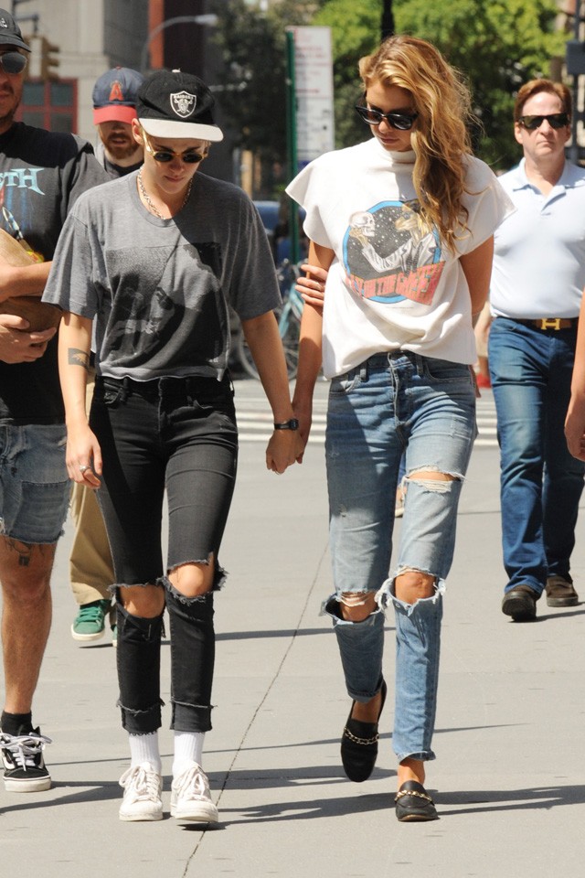 Kristen Stewart és Stella Maxwell kéz a kézben andalogtak New York utcáin!
