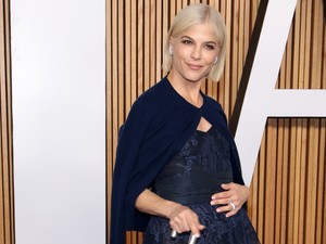 Selma Blair bottal és egy fontos üzenettel a hátán tündökölt a vörös szőnyegen