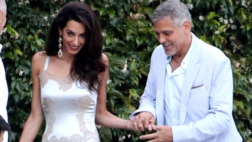 Amal Clooney hálóingben ment vacsorázni George Clooney-val