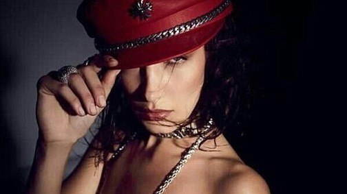 Mi ez? Láncmelltartó Bella Hadidon