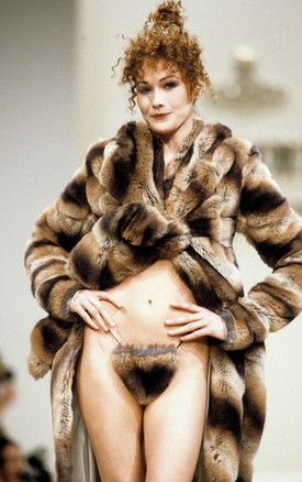 Carla Bruni az ikonikus szőrmés tangabugyiban 1994 körül