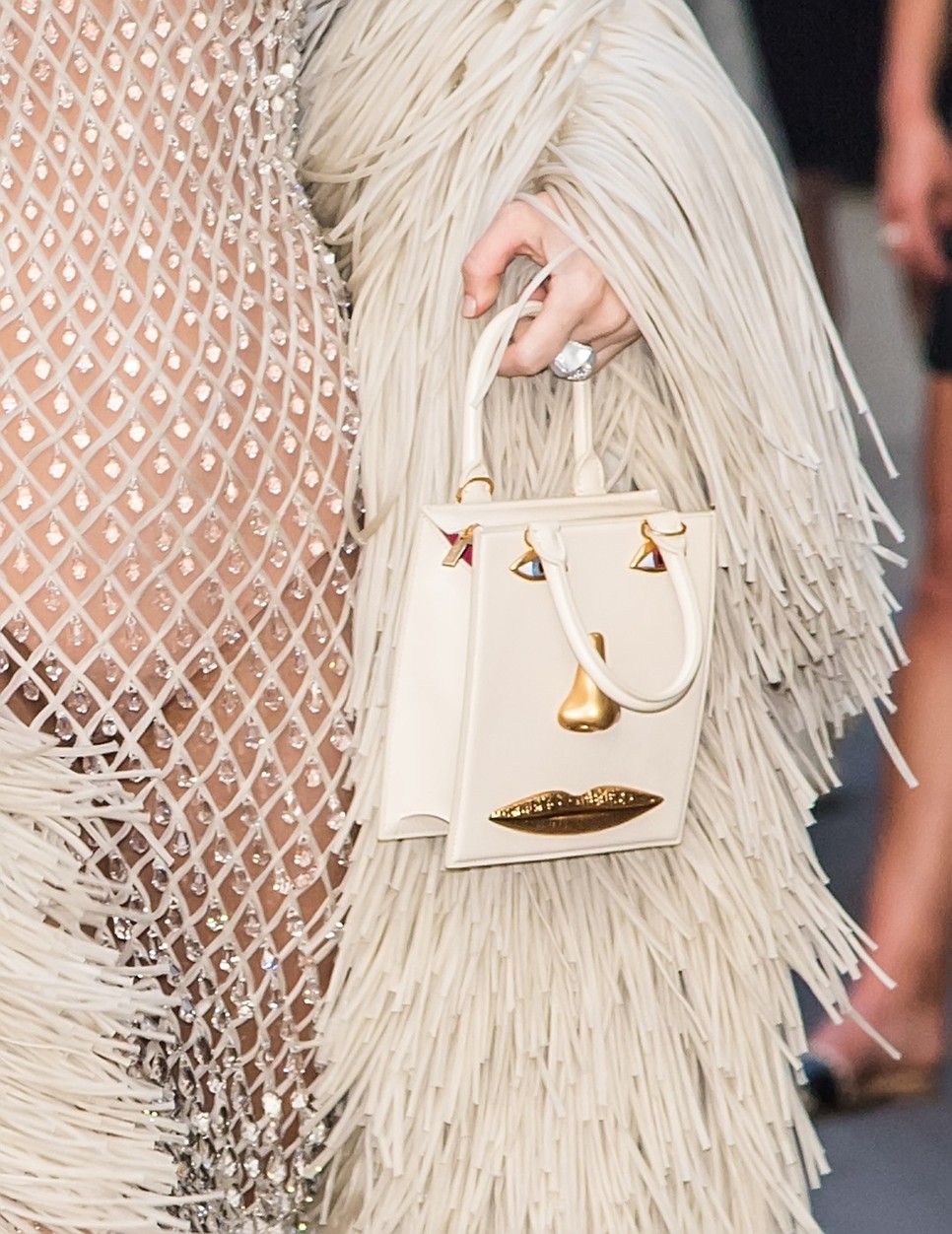 Miley Cyrus Schiaparelli Anatomy Jewelry kézitáskája a legédesebb geg volt az énekesnő megjelenésében