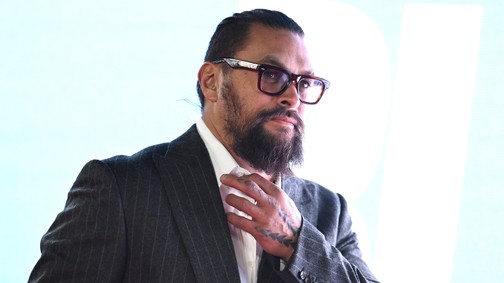 Jason Momoa a világ leglazább szettjében, pink lábkörmökkel jelent meg a Velencei Filmfesztivál vörös szőnyegén