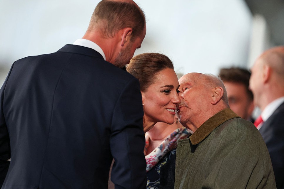 Katalin hercegné egy 107 esztendős veterántól kapott puszit