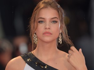 Palvin Barbi szexi fürdőruhában vonaglik a tengerparton: tökéletes formában van