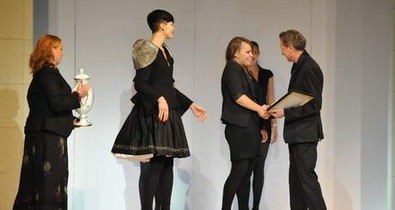 Gombold újra! Mihalik Enikő viseli majd a győztes ruhát