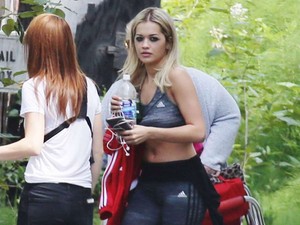 Simán elmennél az utcán a smink nélkül flangáló Rita Ora mellett!