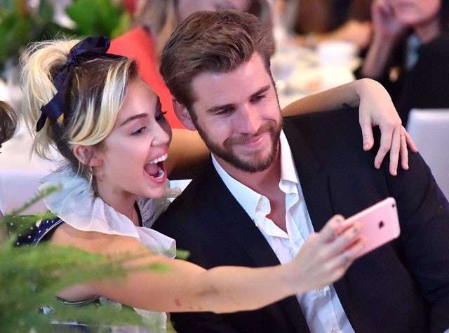 miley cyrus, liam hemsworth, variety, sztárok, szerelem, miley cyrus és liam hemsworth