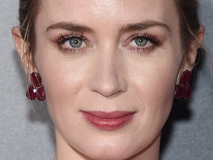 Legszívesebben beleharapnánk Emily Blunt vattacukor ruhájába