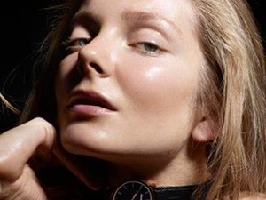 Mihalik Enikő órával meztelenkedik