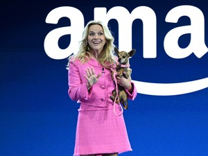 Dobj el mindent! Reese Witherspoon Doktor Szöszinek öltözött, és pont úgy néz ki, mint 20 éve