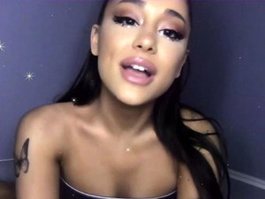 Annyira cuki: Ariana Grande megmutatta a szeplőit