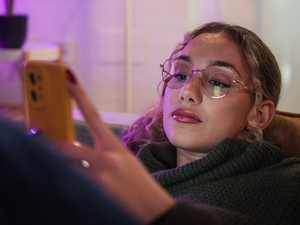 Íme a szakértő tanácsai, ha te is egyből a telefonodhoz nyúlsz, amikor unatkozol