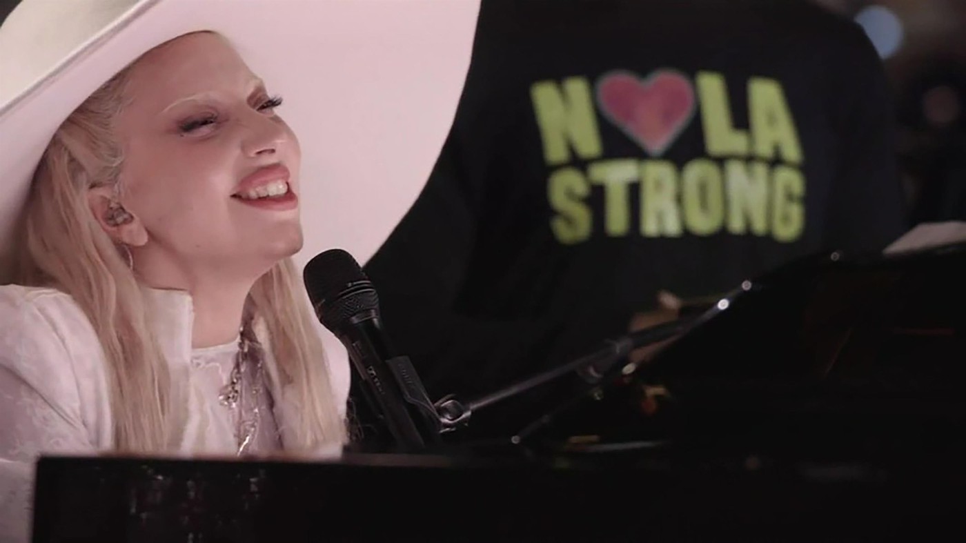 Lady Gaga meglepetés fellépése: A mérkőzés előtt Lady Gaga egy megindító előadással lepte meg a közönséget New Orleans ikonikus Bourbon Street-jén. Az énekesnő a "Hold My Hand" című dalát adta elő, tisztelegve a város közössége előtt, amely az év eleji terrortámadás után még erősebbé és összetartóbbá vált.