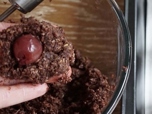 Meggyel töltött kókuszos csokigolyó - Minden napra egy Valentin-napi finomság!