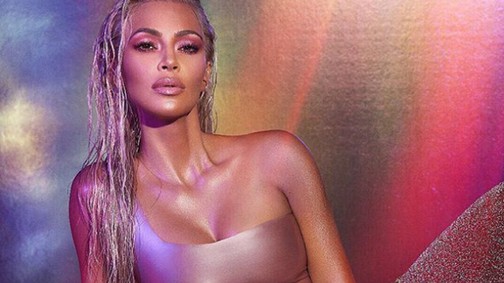 Mi ez a furcsa nyak implantátum, amit Kim Kardashian ékszerként visel?