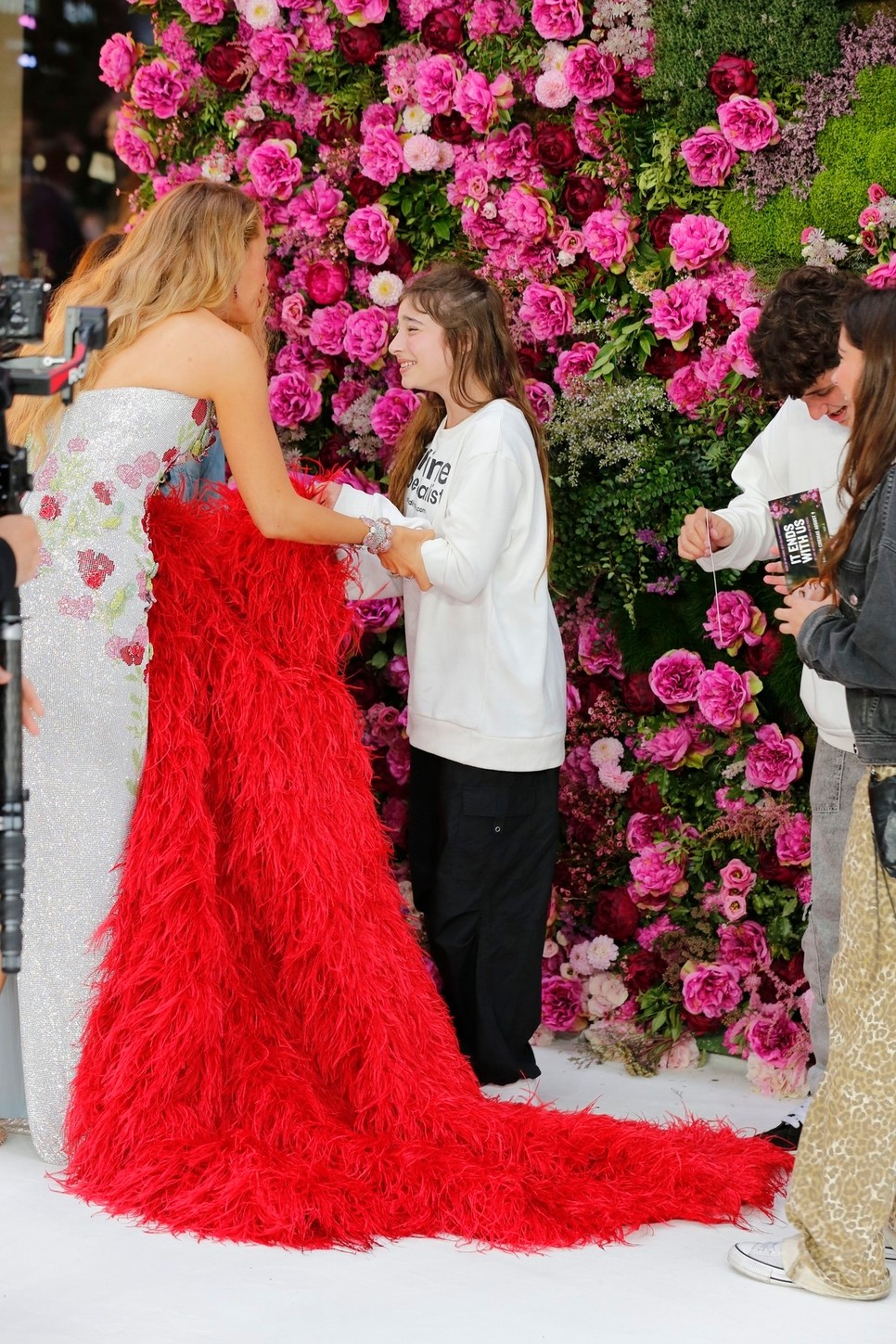 Arra valószínűleg nem számított a fiatal rajongó, hogy a fotófal előtt Blake Lively leveszi dizájner klabátját, és ráadja