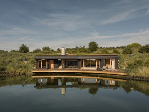 Ide most azonnal beköltöznél! Ez a varázslatos tóparti ház maga az álom