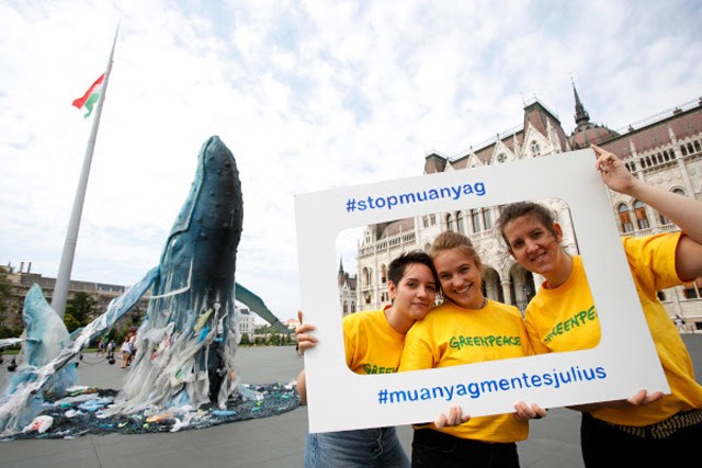 Óceáni hulladékból felépülő óriásbálnákat állítottak a Kossuth térre