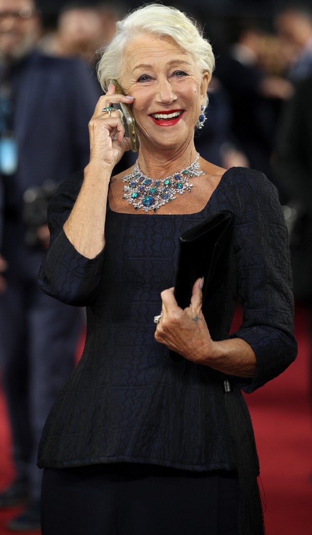 Helen Mirren gyaloghintóban érkezett a vörös szőnyegre, majd lazán telefonálni kezdett