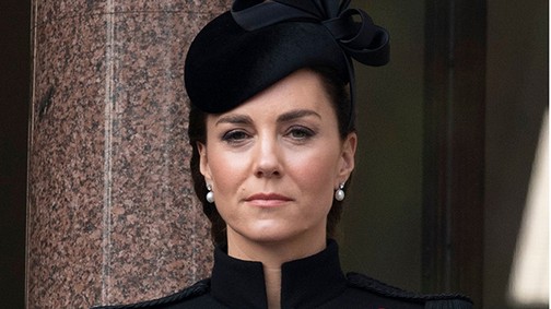 Kate Middleton távolságtartással, elegáns kabátban emlékezett meg az elesett katonákról