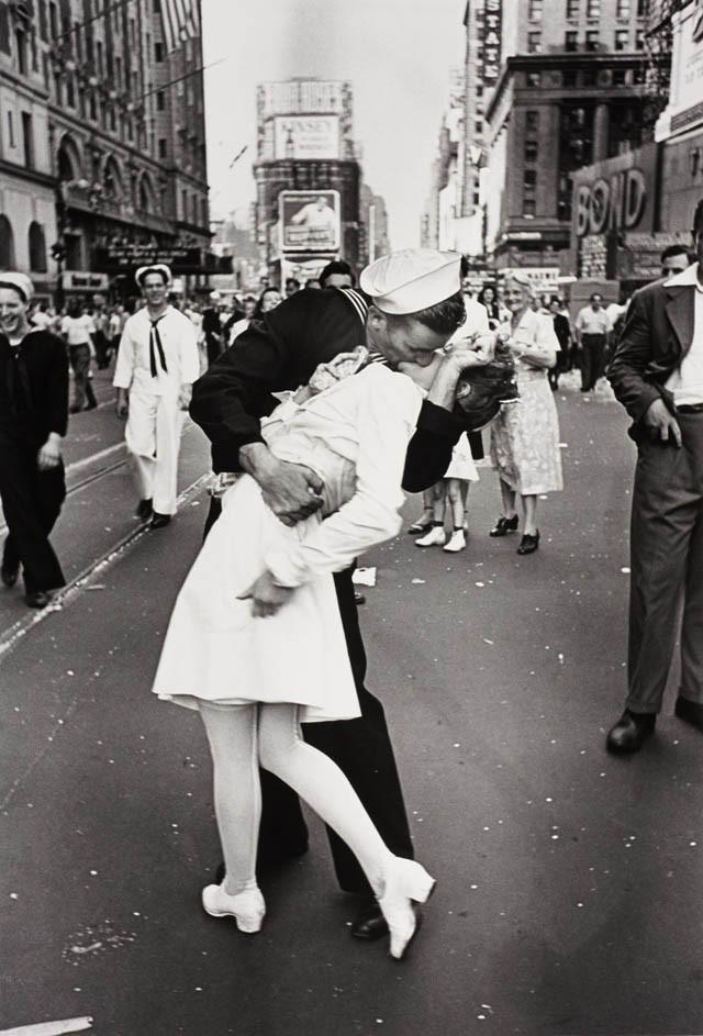 1945. augusztus 14-én a New York-i Times Square-en készítette ezt a fotót Alfred Eisenstaedt, amikor Japán megadta magát, és véget ért a második világháború. 