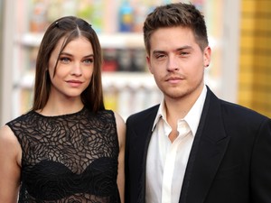 Ez tényleg Palvin Barbara és Dylan Sprouse? Az álompár megújult külsővel pózolt a vörös szőnyegen