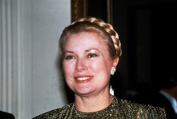 A felvétel az 1980-as években készült New Yorkban, amikor Grace Kelly már több mint két évtizede Monacóban élt hercegnéként. Aranyszínű ruhájában, elegáns fonott frizurájával és visszafogott sminkjével tökéletes példája annak, hogyan lehet méltósággal és természetes bájjal megöregedni. 
