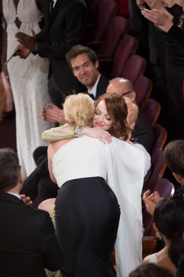 Jól megérdemelt ölelés Patricia Arquette-nek és Emma Stone-tól.