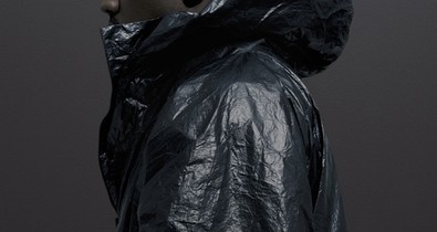 Szakadt harisnyák, szemét, fenékmutogatás és meztelenkedés Kanye West új kollekciójában