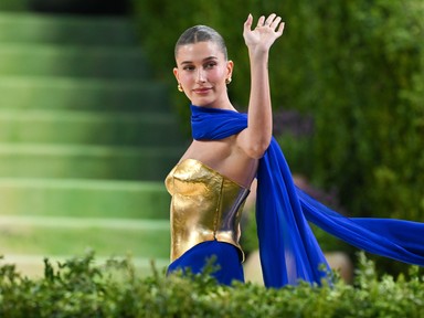 Hailey Bieber brutális hasizmot villantott, csak ámulunk, milyen bomba formában van Justin Bieber felesége