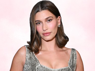Hailey Bieber élete legmerészebb fotósorozatát vállalta be, a végeredmény arcpirító lett
