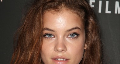 Palvin Barbara félmeztelenül pózol Párizsban