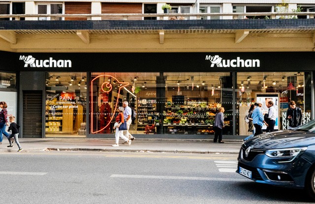 Fantasztikus: magyar tervező tervezte az ünnepi kollekciót az Auchannak