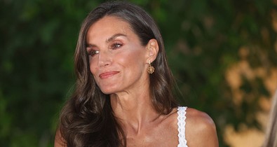 Letícia királyné áttetsző ruhában tündökölt: szokatlanul merész darabot vállalt be a spanyol uralkodó felesége