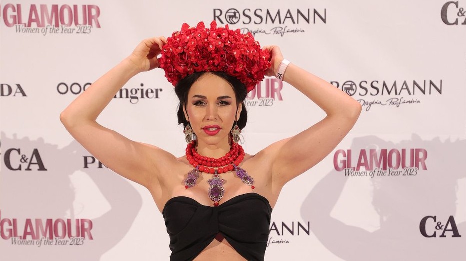 Sáfrány Emese nem véletlenül a piros és a fekete színekre szavazott a GLAMOUR Women of the Year gálán