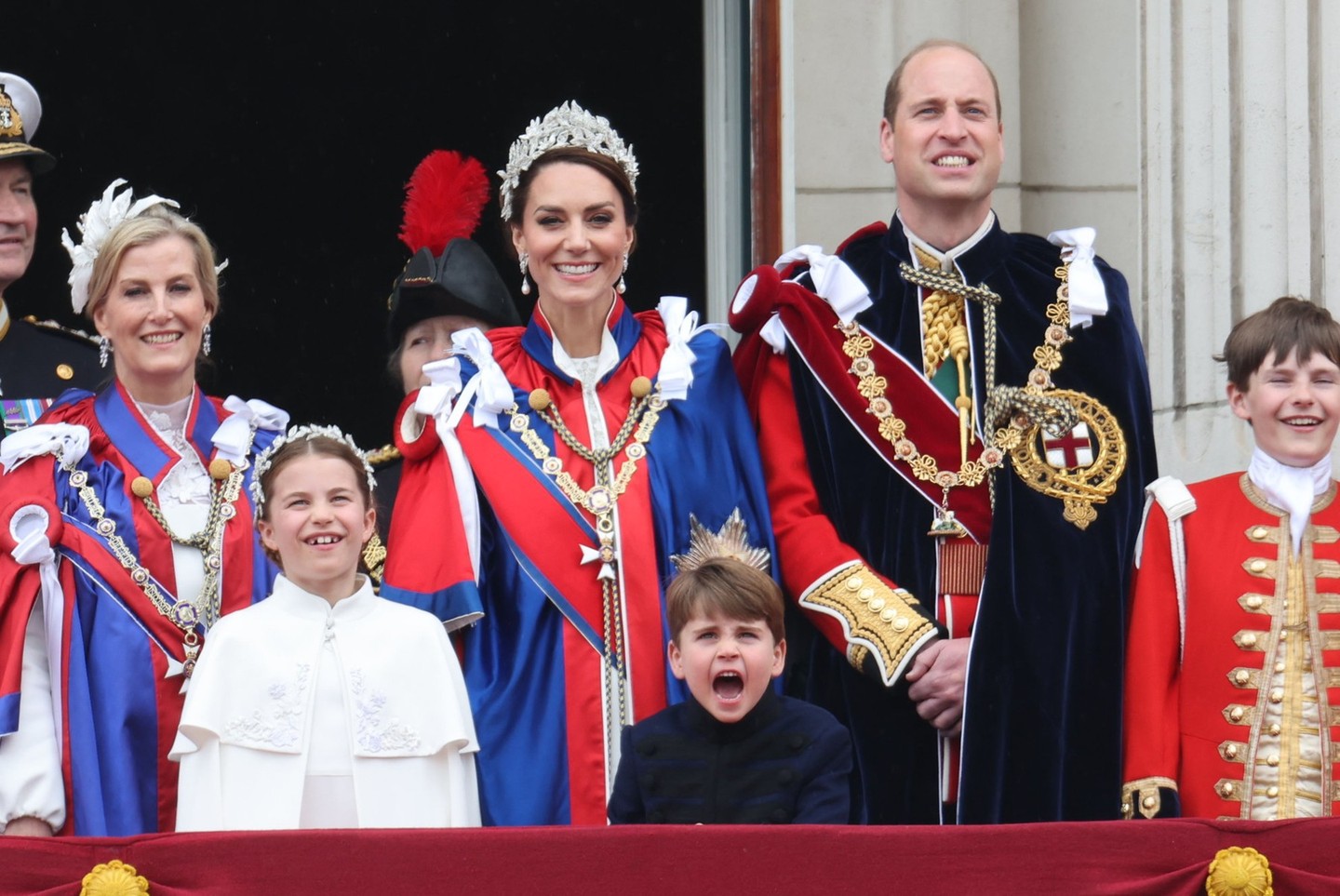 Lajos herceg akkor is a társaság - és a koronázás - középpontja, amikor nem is cél