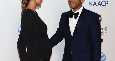 Ilyen kihívó estélyit várandós kismamán még nem láttunk!