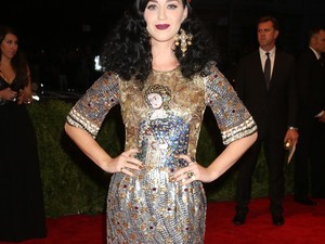 Katy Perry koronával vonult be a vörös szőnyegre