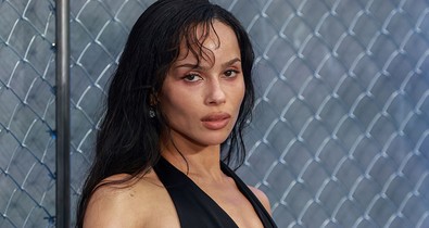 Zoë Kravitz egy szál kombinéban lépett a vörös szőnyegre: leheletkönnyű darabban pózolt a kameráknak