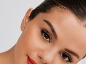 Get the Look: Így készítsd el Selena Gomez ajakhangsúlyos sminkjét