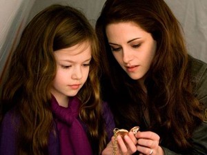 Elájulsz! Kristen Stewart hat év után újra a lányával, Renesmee-vel a vörös szőnyegen