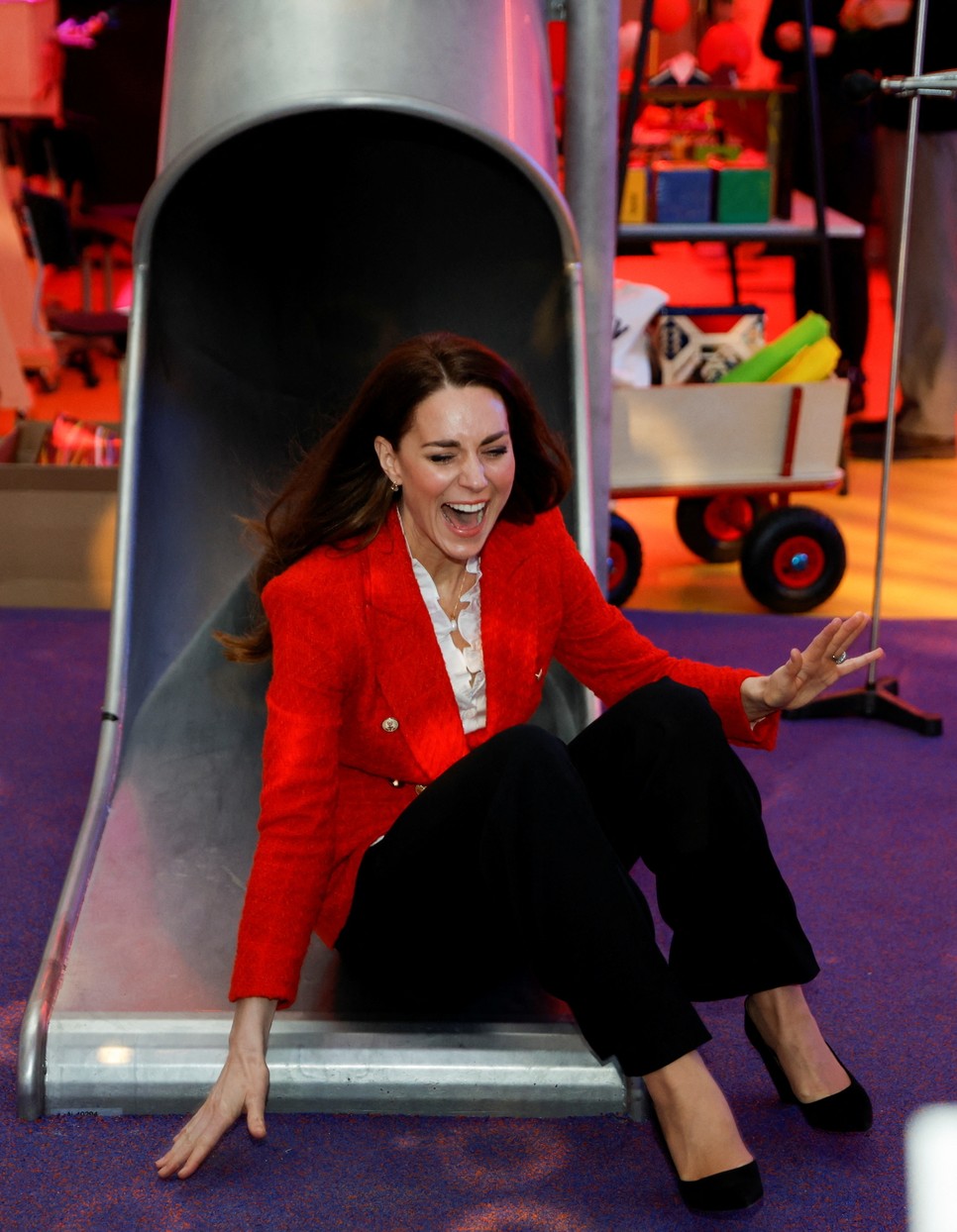 Katalin hercegné Zara blézerben és magassarkúban csúszdázik