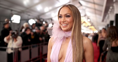 Imádjuk: Jennifer Lopez az asztalon táncolva ünnepli születésnapját