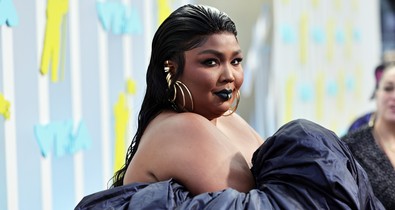 Lizzo nemcsak a legmerészebb rúzst, de Madonna híres ruháját is felvette az MTV VMA gálára