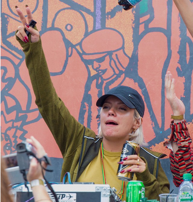 lily allen, szétcsúszott, alkohol, fesztivál, alkoholista, drog, részeg