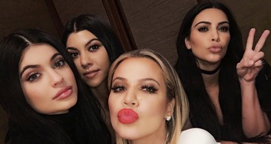 Ez lesz 2018 reklámszenzációja: bugyiban az egész Kardashian-Jenner család
